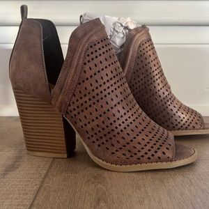 Qupid Open Toe Booties, NWT